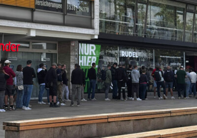 Warteschlange vor dem Rudelstore in Wolfsburg beim Verkauf des VfL Wolfsburg-Jubiläumstrikots.
