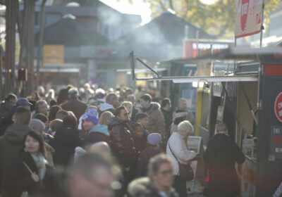 Menschenmenge auf dem Streetfood Festival Wolfsburg 2024 in der Innenstadt: Besucherinnen und Besucher schlendern zwischen Foodtrucks unter dem Glasdach der Porschestraße, genießen internationale Spezialitäten und die lebendige Atmosphäre des verkaufsoffenen Erlebnis-Sonntags.
