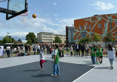 Kinder spielen Basketball auf der neuen 3x3-Basketballanlage in Wolfsburg – Eröffnung im Juni 2025 im Rahmen des Förderprojekts "Nutzungshandbuch Porschestraße inkl. Sofortmaßnahmen“.